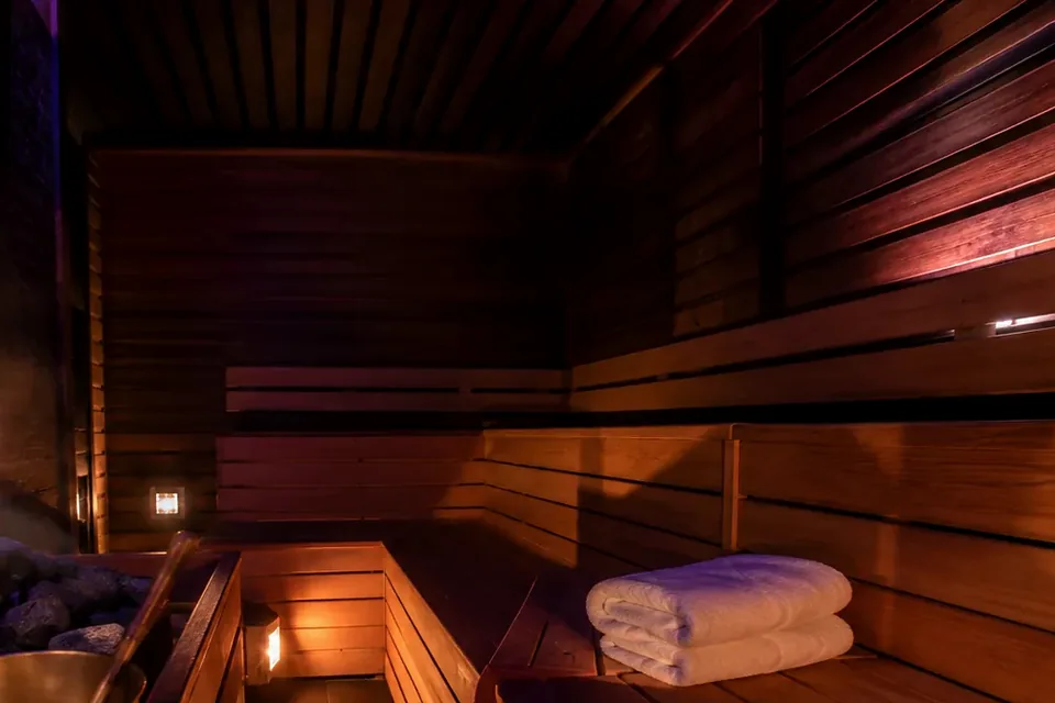 Elena Masaj Salonu, Bağcılar · sauna iç görünüm, ahşap ve ışık